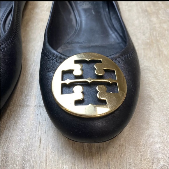 Tory Burch Reva Black Leather Flats Gold Logo Size 7.5 - Picture 4 of 5